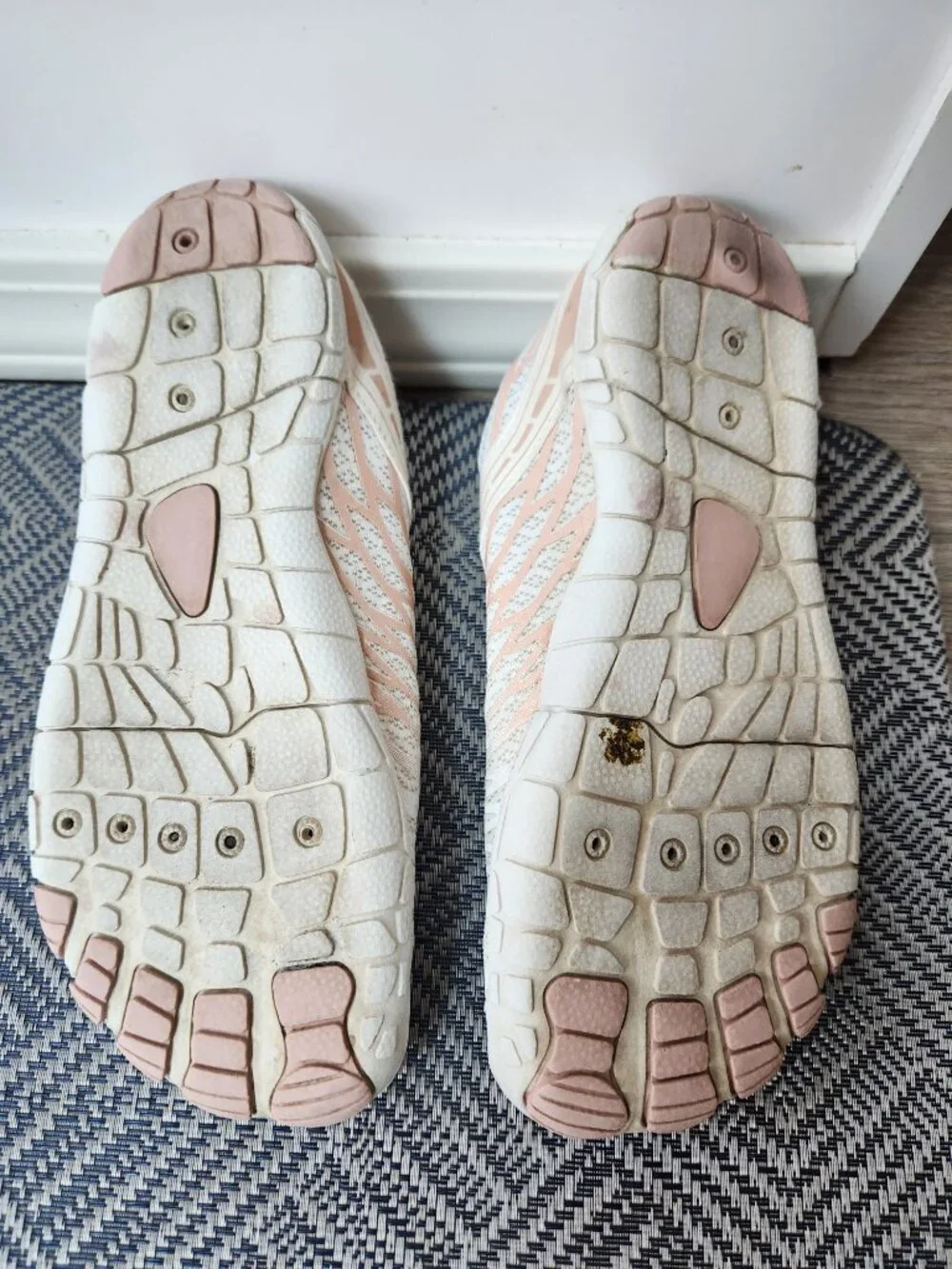 Barefoot style walking shoes